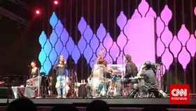 Aksi Seruput Teh Bobby McFerrin di Panggung Java Jazz 2015