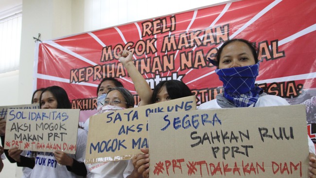 Direktur Jenderal Pembinaan Penempatan Tenaga Kerja Kemnaker Reyna Usman mengatakan rencana penghentian pengiriman PRT ke luar negeri akan dimulai pada 2017.