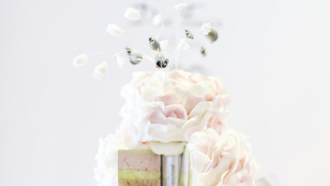 Salah satu tradisi saat melangsungkan pesta pernikahan adalah potong kue. Kue cantik yang tak jarang lebih tinggi dari pengantin selalu hadir di tengah pesta.