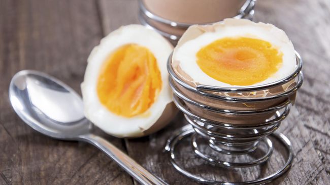 Mendapatkan telur rebus yang sempurna dengan kuning telur yang masih lembut bukanlah perkara mudah. Ada teknik-teknik tertentu yang harus dilakukan.