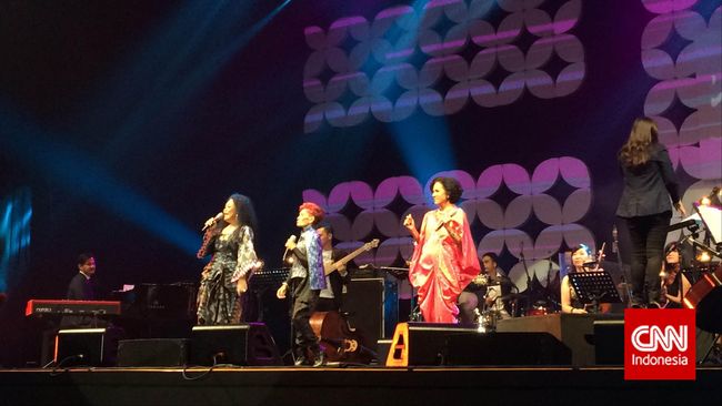 Tampil di panggung D1 Hall pada hari terakhir JJF 2015, Ermy Kullit, Margie Segers, dan Rien Djamain melantunkam suara yang tetap seindah masa jaya mereka dulu.