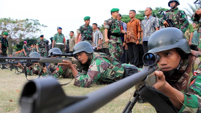 "Kalau potensi terorisme kami diamkan, mereka akan nyaman di Poso," kata Panglima TNI Jenderal Moeldoko. TNI kerahkan kekuatan untuk mem-backup Polri.