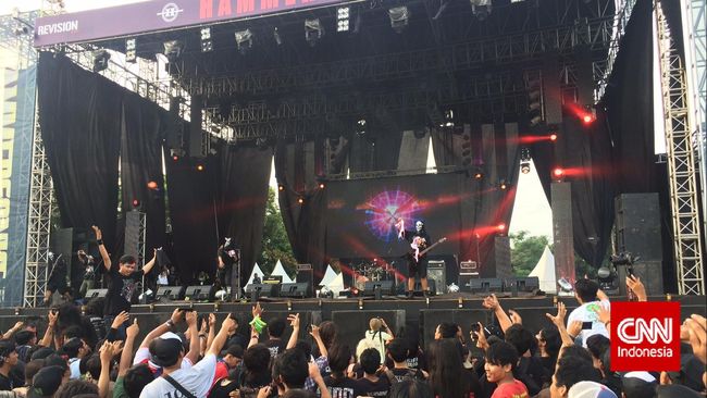 Di saat banyak band yang susah payah mengarang lagu dengan lirik bahasa asing, Mesin Tempur tetap percaya diri mengarang lagu dengan bahasa Sunda.
