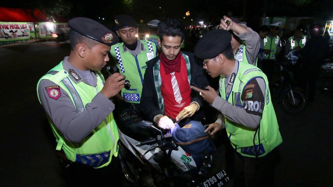 Polisi menyergap transaksi sepeda motor curian di Pasar Rebo, Jakarta Timur. Polisi menyebut dua orang menodongkan pistol saat disergap sehingga harus ditembak.
