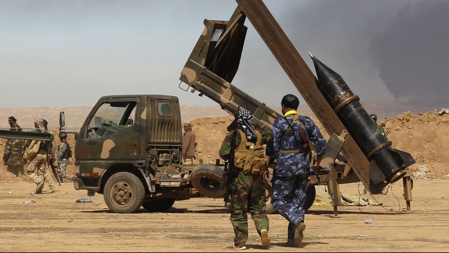 Pertempuran Tikrit melibatkan setidaknya 30 ribu pasukan yang terdiri dari pasukan militer pemerintah Irak, milisi Syiah yang didukung Iran.