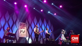 Penonton Lesehan di Pentas Mocca