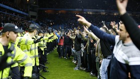 Kumpulan Foto Aksi Ricuh Suporter Aston Villa