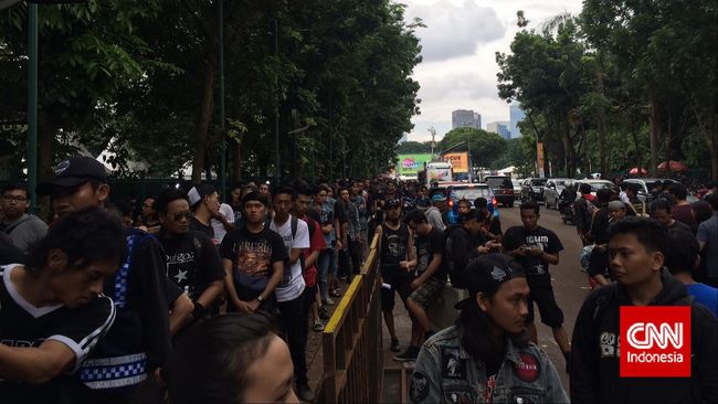 Berharga ratusan ribu, para pria tetap saja mengerubungi kios penjual pernak-pernik band metal, layaknya para wanita di saat musim sale tiba.