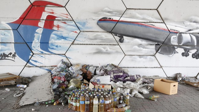 Pencarian MH370 tidak juga membuahkan hasil, bukti terkecil pun nihil. Radius pencarian akan ditambah jika penyisiran hingga bulan depan tidak juga berhasil.