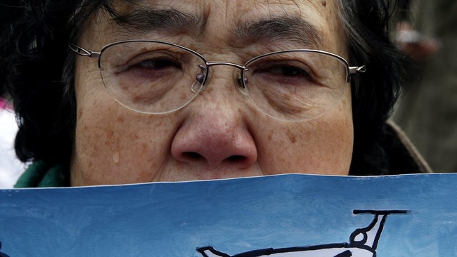 Jika dikonfirmasi bahwa puing diduga milik pesawat Boeing 777 milik MH370 yang raib tahun lalu, keluarga korban akan memperbarui pembicaraan kompensasi.