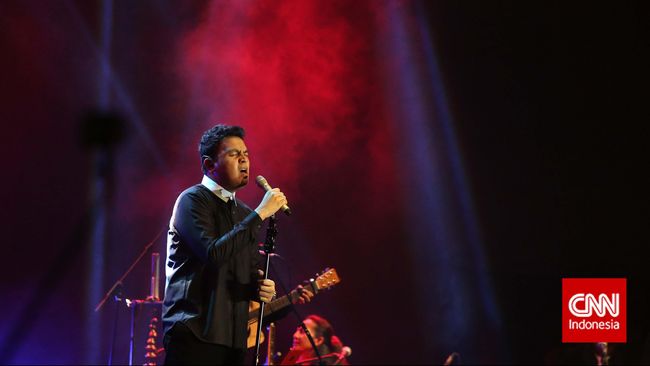 Hari ini bisa jadi "hari baper" bagi segenap penggemar Tulus. Sang penyanyi meluncurkan single terbaru, Pamit.