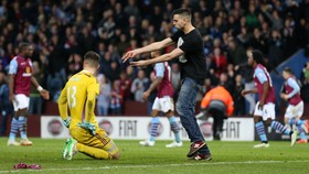 Suporter Serbu Lapangan, Villa Terancam Sanksi FA