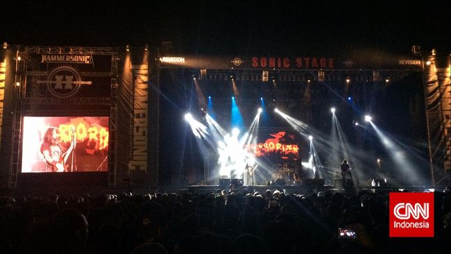 Hanya beranggotakan tiga orang, band Terrorizer nyatanya mampu 'meneror' penonton Hammersonic 2015 dengan sebelas lagu.