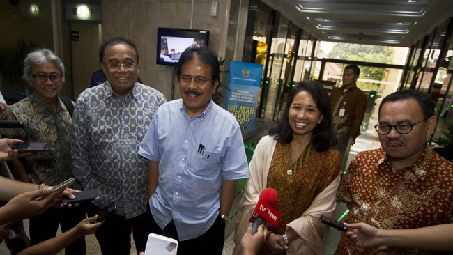 Menurut Menko Perekonomian Sofyan Djalil, tidak ada masalah dengan kinerja menteri ekonomi, namun kondisi perekonomian dunia memang sedang sulit.