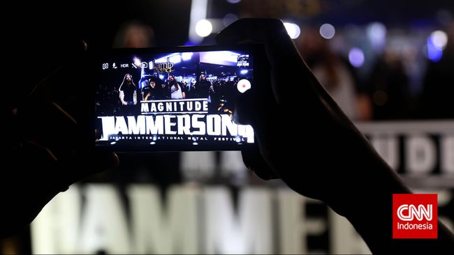 Pengunjung mengambil foto booth lamb of god pada Festival musik metal Hammersonic 2015 di Lapangan D Senayan, Jakarta, Minggu, 8 Maret 2015. CNN Indonesia/Safir Makki