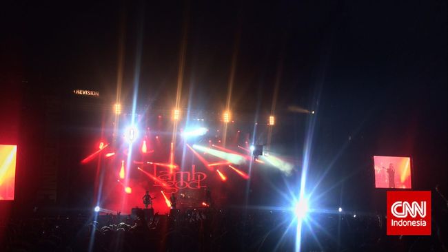 Senandung scream dari mulut sang vokalis, Randy Blythe, seakan menjadi mantera yang sekejap membuat penonton moshing.