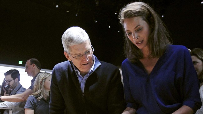 iPhone, iPad dan MacBook adalah warisan Steve Jobs yang diteruskan oleh Tim Cook. CEO Apple ini sekarang punya 'mainan' baru sendiri, bernama Apple Watch.