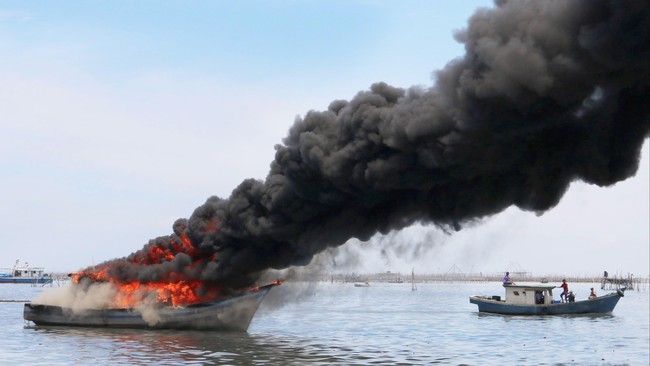 Armada patroli laut Australia tercatat dua kali membakar kapal nelayan Indonesia di tahun 2021 karena pencurian ikan.