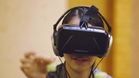 Oculus Pamer Kacamata Virtual Reality yang Siap Dijual