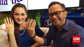 Benda Mungil yang Bikin Mona Ratuliu Mewek