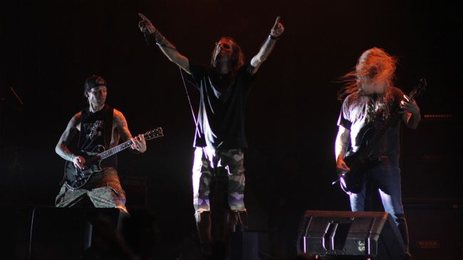 Band beraliran groove metal asal Virginia, Lamb of God, tampil menghibur ribuan penonton pada  acara festival musik keras 