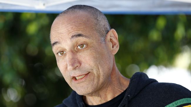 Sam Simon, asisten kreator The Simpsons meninggal dunia karena kanker usus, Minggu (8/3). Ia dikenal sebagai pribadi berkarakter dan dermawan.