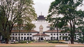 Gedung Sate dan Teka-teki Sate di Atapnya