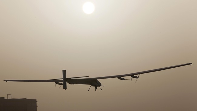 Pesawat tenaga surya Solar Impulse 2 melanjutkan perjalanan ambisiusnya dari Tiongkok ke Hawaii, enam hari nonstop.