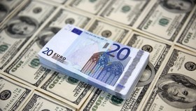 Krisis Anggaran Italia Taklukkan Euro dan Poundsterling