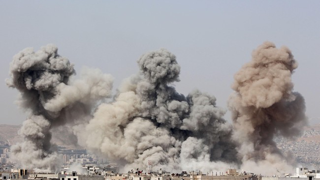 Serangan udara Suriah mengincar dua area besar terakhir yang dikuasai pemberontak, menewaskan setidaknya 29 orang di pinggiran Ghouta.