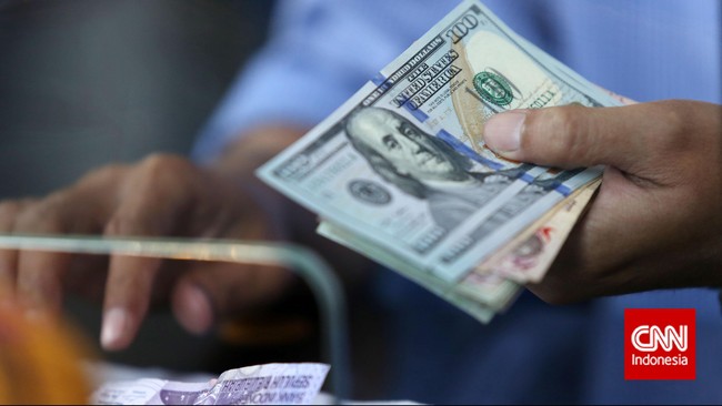 Menjelang putusan The Fed, harga sejumlah komoditas seperti emas dan dolar AS terus melemah lantaran keraguan investor.