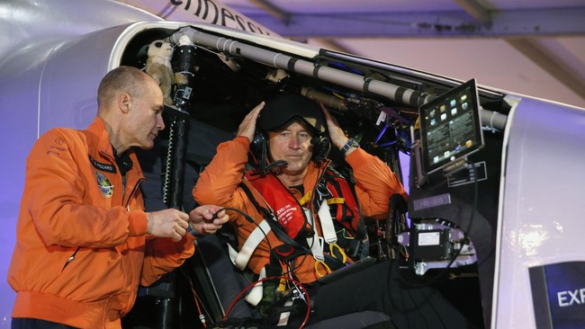 Menempun perjalan melintasi Samudera Pasifik sejauj 8.500 Km, membuat pilot Solar Impulse harus berada di langit kurang lebih enam hari.
