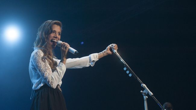 Setelah empat tahun bersama, penyanyi Christina Perri memutuskan menikah dengan kekasihnya, Paul Costabile.