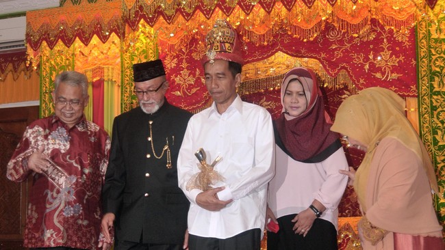 Gubernur Aceh Zaini Abdullah kini memiliki wewenang untuk mengelola wilayah kerja migas di wilayahnya bersama Badan Pengelolaan Migas Aceh.