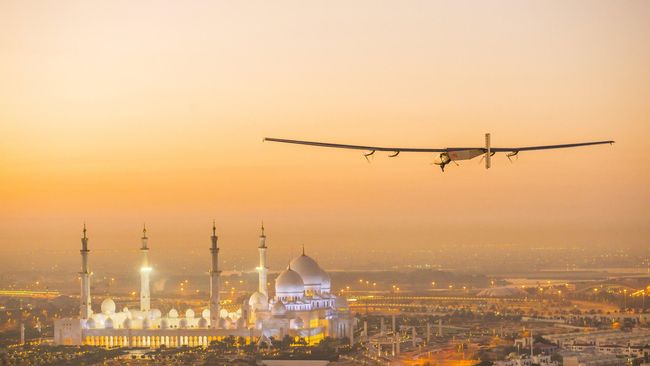 Solar Impulse 2, pesawat bertenaga matahari menyelesaikan perjalanan keliling dunia yang dimulai di Abu Dhabi, tahun lalu. 