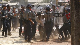 Myanmar Tahan Polisi Yang Terekam Kamera Siksa Kaum Rohingya