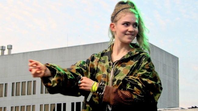 Musisi yang merupakan pasangan Elon Musk, Grimes, mengumumkan bahwa ia 'akhirnya' terkena penyakit akibat virus corona atau Covid-19.