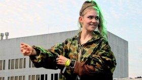 Grimes Umumkan 'Akhirnya' Positif Covid-19
