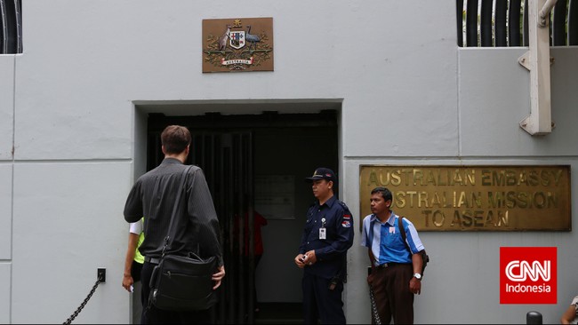 Warga negara asing yang bekerja di kedutaan besar atau konsulat jenderal negara asing selama minimal enam bulan, wajib didaftarkan dalam program BPJS.