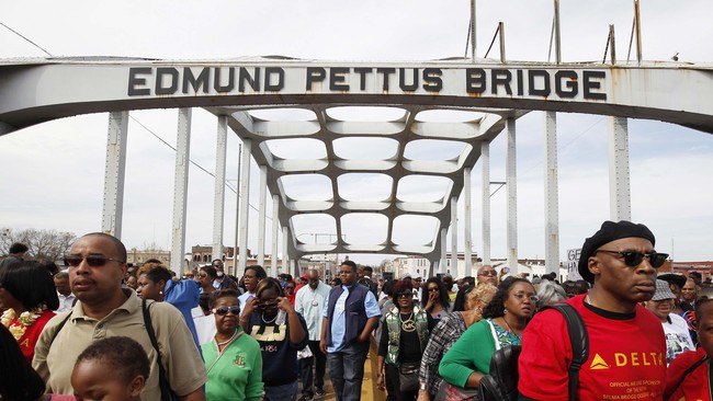 Ribuan orang berpawai melintasi jembatan Selma, Alabama, pada Minggu (8/3), untuk memperingati tragedi 50 tahun beralalunya tragedi "Bloody Sunday".
