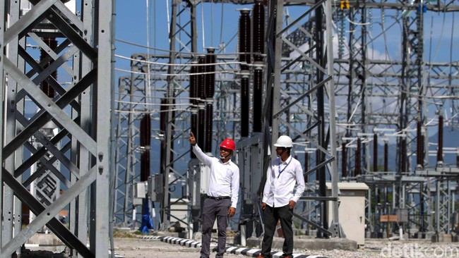Presiden Jokowi mengisyaratkan beri lampu hijau kepada PT PLN untuk menjadi perusahaan penyedia jasa listrik atau service company.