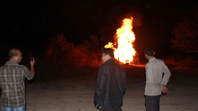 Polisi telah berulangkali mengingatkan warga agar tak mengoperasikan sumur minyak, tapi warga tetap mengoperasikan sumur pada malam hari demi menghindari razia.