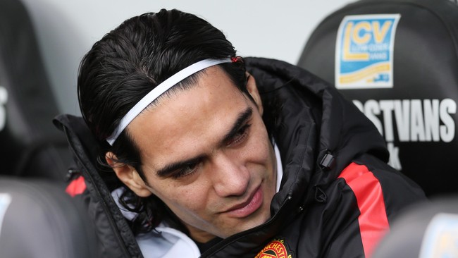 Radamel Falcao diturunkan Louis van Gaal dalam pertandingan Manchester United U-21 guna mengembalikan insting gol. Namun, Falcao tak mencetak gol.