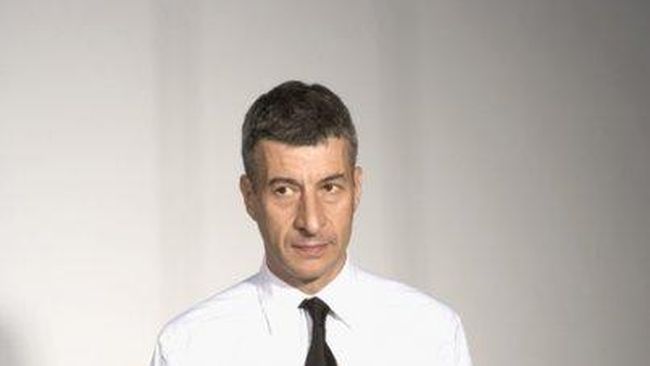 Maurizio Cattelan, seniman Italia mendokumentasikan kekalahan tim sepak bola Inggris antara tahun 1874 sampai 1998 dalam media granit hitam bertinta warna emas.