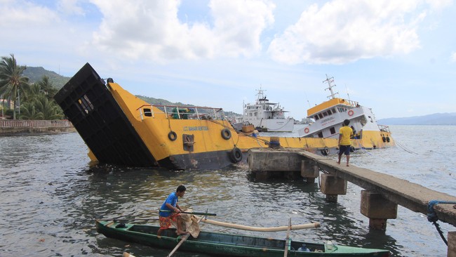 Kapal tongkang yang akan mengisi BBM di Depo Pertamina Tanjung Gerem, Kota Cilegon, Banten, kandas dihantam gelombang besar di perairan Merak pada Minggu (6/2).