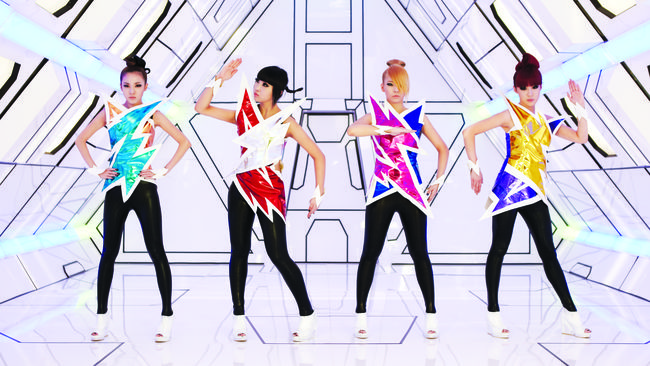Tawa dan Tangis 2NE1 di Reuni Perayaan Ultah ke-10 Keempat member 2NE1 mengunggah foto reuni sekaligus perayaan ulang tahun ke-10 yang langsung membuat para Blackjacks terharu.