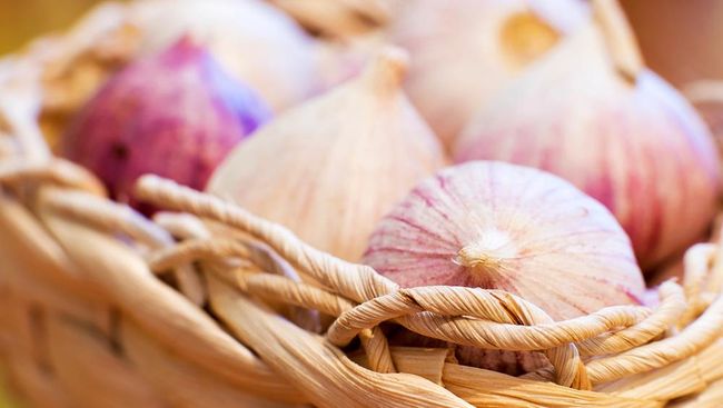 Kaya akan antioksidan, bawang merah memiliki banyak manfaat kesehatan dan bisa menyehatkan jantung hingga membantu detoksifikasi di dalam tubuh.