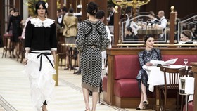 Gaya Model Cantik Kala Bersantap di Restoran Mewah Chanel