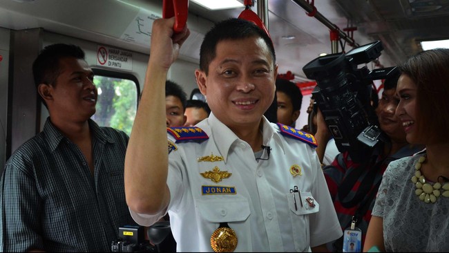 Pengguna Twitter menilai keputusan Menhub Ignasius Jonan memblokir Uber dan GrabCar kurang tepat dan mereka meledeknya melalui media sosial.