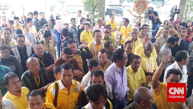 Puluhan massa Golkar kubu Aburizal Bakrie memenuhi Markas Besar Kepolisian RI. Mereka mengklaim membawa bukti pemalsuan dokumen Munas Ancol.
